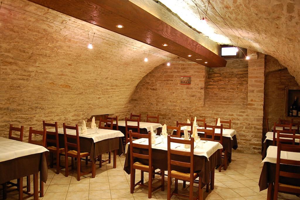 Hotel Du Donjon Champlitte-et-le-Prélot Εξωτερικό φωτογραφία